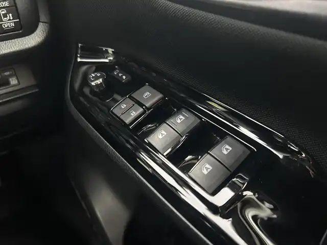 トヨタ ヴォクシー ZS 煌 千葉県 2018(平30)年 4.7万km ホワイトパールクリスタルシャイン 禁煙車/トヨタセーフティセンス/・レーンディパーチャーアラート/・クリアランスソナー/・クルーズコントロール/両側パワースライドドア/純正10インチメモリナビ/・型番：NSZN-Z66T/・CD/DVD/Bluetooth/フルセグTV/・バックカメラ/・ビルトインETC2.0/12.1インチフリップダウンモニター/革巻きステアリング/・ステアリングスイッチ/MT付きAT/左右独立エアコン/純正フロアマット/純正16インチAW/オートライト/・オートマチックハイビーム/・LEDヘッドライト/・LEDフォグランプ