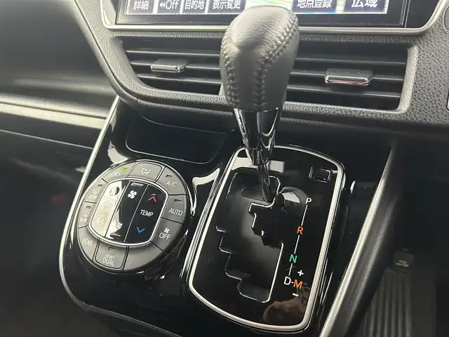 トヨタ ヴォクシー ZS 煌 千葉県 2018(平30)年 4.7万km ホワイトパールクリスタルシャイン 禁煙車/トヨタセーフティセンス/・レーンディパーチャーアラート/・クリアランスソナー/・クルーズコントロール/両側パワースライドドア/純正10インチメモリナビ/・型番：NSZN-Z66T/・CD/DVD/Bluetooth/フルセグTV/・バックカメラ/・ビルトインETC2.0/12.1インチフリップダウンモニター/革巻きステアリング/・ステアリングスイッチ/MT付きAT/左右独立エアコン/純正フロアマット/純正16インチAW/オートライト/・オートマチックハイビーム/・LEDヘッドライト/・LEDフォグランプ