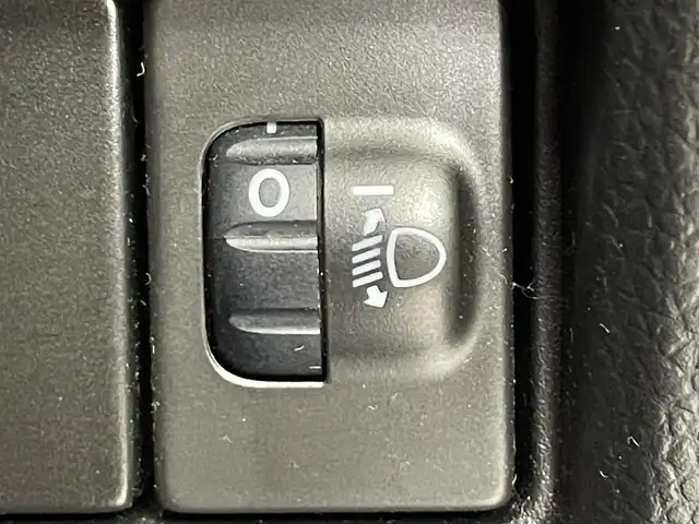 スズキ スイフト XG 道央・札幌 2017(平29)年 3万km スターシルバーメタリック ・４WD/・ケンウッド７型メモリーナビ/　CD/DVD/SD/BT/ワンセグTV/・バックカメラ/・D+N席シートヒーター/・トノカバー/・ハロゲンヘッドライト/・ヘッドランプレベライザー/・セキュリティアラーム/・プッシュスタート/・スマートキー/・スペアキー/・純正フロアマット/・取/保/・純正キャップ付スチールW（冬）/・積込：社外１５インチAW（夏/同サイズ/6分山）