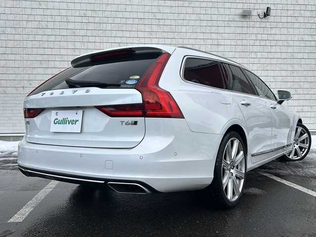 ボルボ Ｖ９０ T6 AWD インスクリプション 秋田県 2017(平29)年 5.7万km クリスタルホワイトP ・4WD/・ガラスルーフ/・純正ナビ(BT、フルセグTV)/・全方位カメラ/・ETC/・追従式クルーズコントロール/・ヘッドアップディスプレイ/・スマートキー/・社外前後ドライブレコーダー/・前席パワーシート/・前席シートヒーター/・前席エアーシート/・パワーバックドア/・ステアリングヒーター/・前後コーナーセンサー