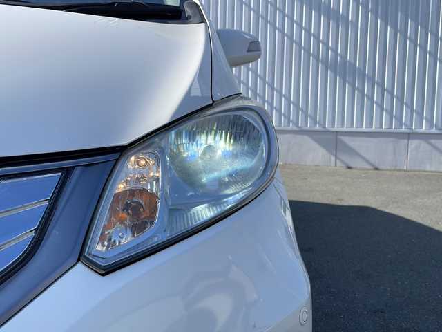 ホンダ フリード ハイブリット ジャストセレクション 三重県 2012(平24)年 13.2万km プレミアムホワイトパール 純正ナビ、フルセグTV/純正CD、DVD再生、Bluetooth/純正フリップダウンモニター/両側パワースライドドア/前後ドライブレコーダー/バックカメラ/クルーズコントロール/コーナーセンサー/社外アルミ15インチ/スマートキー/スペアキー/HIDライト/電動格納ミラー/オートライト