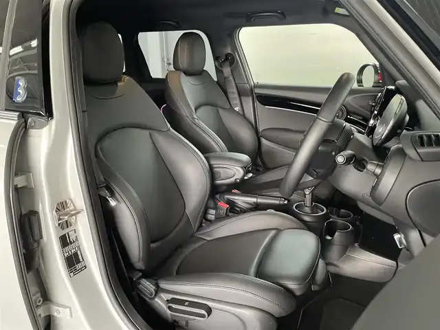 ＭＩＮＩ ＢＭＷ ミニ クーパー D ブリックレーンED 兵庫県 2022(令4)年 2.1万km ホワイト・シルバー 300台限定特別仕様車/純正ナビ/バックカメラ/ETC/レザーレットシート/シートヒーター/前後ドラレコ/コーナーセンサー/BT/USB