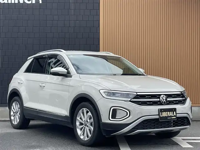 フォルクスワーゲン ＶＷ Ｔ－ロック TSI スタイル 埼玉県 2023(令5)年 2.6万km グレー 純正ナビ/・Bluetoothオーディオ/バックカメラ/ハーフレザーシート/パワーバックドア/アダプティブクルーズコントロール/レーンキープアシスト/純正AWホイール/純正フロアマット/ETC2.0/保証書/取扱説明書/スペアキー
