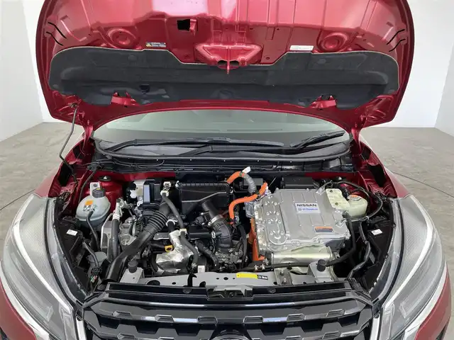 日産 キックス X 大分県 2021(令3)年 2.5万km ラディアントレッド/ピュアブラック 2トーン シルバースタイルパッケージ/・フロントアンダープロテクター/・サイドシルプロテクター/・リアアンダープロテクター/ルーフスポイラー/アラウンドビューモニター/デジタルインナーミラー /ナビ連動ドライブレコーダー（前方）/純正9型ナビ/【フルセグTV、DVD再生可、BT対応、USB】/TVキャンセラー（スイッチタイプ）/ステアリングスイッチ/ETC/ハーフレザーシート/・前席シートヒーター/電動パーキング/オートホールド機能/ステアリングヒーター/横滑り防止装置/電動格納ミラー/純正フロアマット/オートライト/LEDヘッドライト/フォグランプ/コーナーセンサー/純正17インチアルミホイール/保証書、取説
