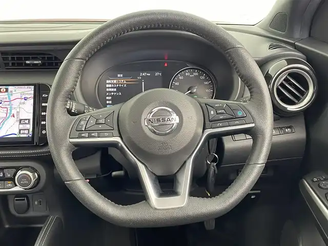 日産 キックス X 大分県 2021(令3)年 2.5万km ラディアントレッド/ピュアブラック 2トーン シルバースタイルパッケージ/・フロントアンダープロテクター/・サイドシルプロテクター/・リアアンダープロテクター/ルーフスポイラー/アラウンドビューモニター/デジタルインナーミラー /ナビ連動ドライブレコーダー（前方）/純正9型ナビ/【フルセグTV、DVD再生可、BT対応、USB】/TVキャンセラー（スイッチタイプ）/ステアリングスイッチ/ETC/ハーフレザーシート/・前席シートヒーター/電動パーキング/オートホールド機能/ステアリングヒーター/横滑り防止装置/電動格納ミラー/純正フロアマット/オートライト/LEDヘッドライト/フォグランプ/コーナーセンサー/純正17インチアルミホイール/保証書、取説