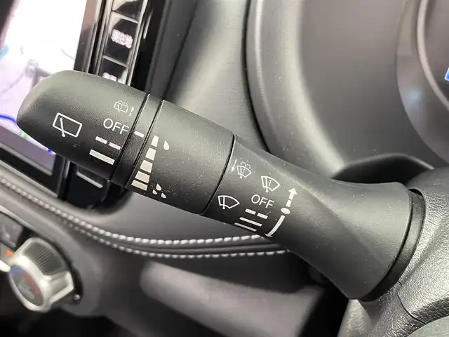 日産 キックス X 大分県 2021(令3)年 2.5万km ラディアントレッド/ピュアブラック 2トーン シルバースタイルパッケージ/・フロントアンダープロテクター/・サイドシルプロテクター/・リアアンダープロテクター/ルーフスポイラー/アラウンドビューモニター/デジタルインナーミラー /ナビ連動ドライブレコーダー（前方）/純正9型ナビ/【フルセグTV、DVD再生可、BT対応、USB】/TVキャンセラー（スイッチタイプ）/ステアリングスイッチ/ETC/ハーフレザーシート/・前席シートヒーター/電動パーキング/オートホールド機能/ステアリングヒーター/横滑り防止装置/電動格納ミラー/純正フロアマット/オートライト/LEDヘッドライト/フォグランプ/コーナーセンサー/純正17インチアルミホイール/保証書、取説