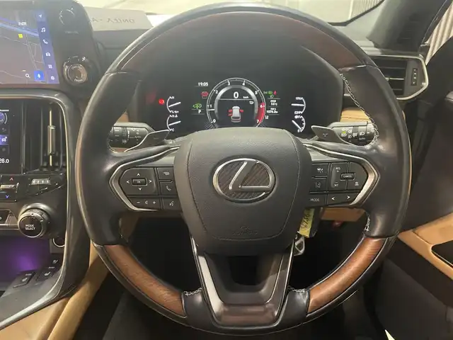レクサス ＬＸ 600 熊本県 2023(令5)年 3.4万km グラファイトブラックガラスフレーク 禁煙車/サンルーフ/モデリスタエアロ（フロント・サイド・リア）/衝突被害軽減ブレーキ/レーンキープアシスト/純正ナビ/AM/FM/USB/フルセグTV/Bluetooth/AppleCarPlay/ レザーシート/パワーシートD/N/シートメモリー/シートヒーター全席/エアシート全席/全席独立オートエアコン/追従式クルーズコントロール/エアーサスペンション/ヘッドアップディスプレイ/ウッドコンビ本革巻きステアリング/指紋認証セキュリティー/ステアリングリモコン/パドルシフト/オートブレーキホールド/コンソールクールボックス/ブラインドスポットモニター/ステアリングヒーター/置くだけ充電/ビルトインETC2.0/床下透過機能/アンビエンスライト/MarkLevinsonスピーカー/TWS22インチアルミホイール/LEDヘッドライト/カーテンエアバッグ/トノカバー/スマートキー/スペアキー、カードキー/保証書/取扱説明書