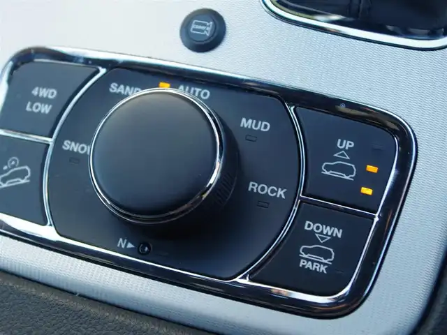 クライスラー・ジープ ジープ グランドチェロキー スターリングエディション 埼玉県 2018(平30)年 6.9万km ダイヤモンドブラッククリスタル 125/110台限定車/ブラックレザーシート/アダプティブクルーズコントロール/デュアルペインパノラミックサンルーフ/CarPlay /ブラインドスポットモニタ- /バック/フロント/左サイドカメラ/Uconnectナビ /ETC /フルセグTV /専用20インチAW /シルバ-ル-フレ-ル/シートヒーター/ステアリングヒーター/エアサス