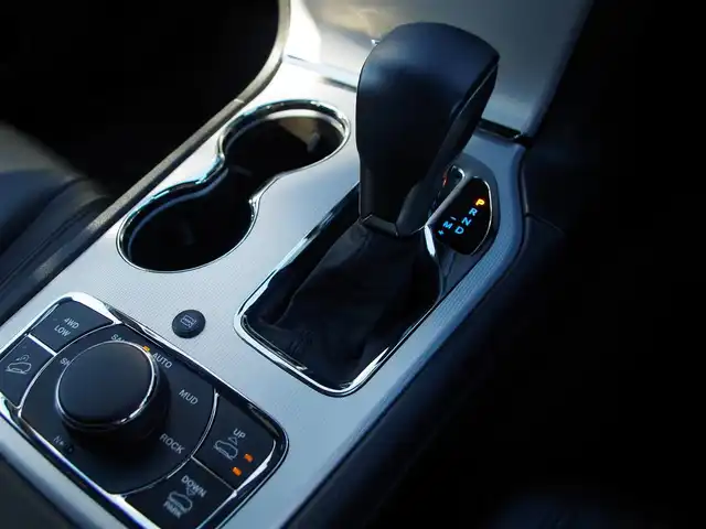 クライスラー・ジープ ジープ グランドチェロキー スターリングエディション 埼玉県 2018(平30)年 6.9万km ダイヤモンドブラッククリスタル 125/110台限定車/ブラックレザーシート/アダプティブクルーズコントロール/デュアルペインパノラミックサンルーフ/CarPlay /ブラインドスポットモニタ- /バック/フロント/左サイドカメラ/Uconnectナビ /ETC /フルセグTV /専用20インチAW /シルバ-ル-フレ-ル/シートヒーター/ステアリングヒーター/エアサス