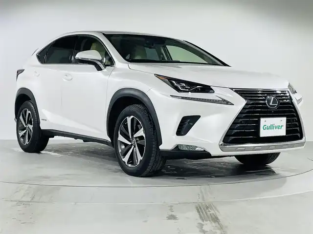 レクサス ＮＸ 300h バージョンL 福岡県 2018(平30)年 5.8万km ソニッククォーツ 純正ナビ/（Bluetooth/CD/DVD/SD/AUX/USB/フルセグTV）/パノラミックビューモニター/プリクラッシュセーフティ/レーダークルーズコントロール/前後クリアランスソナー/LEDヘッドライト/オートライト/オートマチックハイビーム/ブラインドスポットモニター/ビルトインETC2.0/前方ドライブレコーダー/レザーシート/全席シートヒーター/D/N席エアシート/D/N席パワーシート/電動リアゲート/純正18インチアルミホイール/純正フロアマット/革巻きステアリング/ステアリングスイッチ/パドルシフト/ステアリングヒーター/プッシュスタート