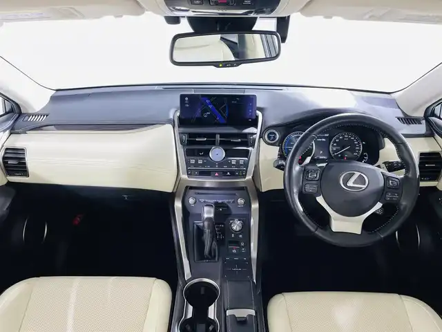 レクサス ＮＸ 300h バージョンL 福岡県 2018(平30)年 5.8万km ソニッククォーツ 純正ナビ/（Bluetooth/CD/DVD/SD/AUX/USB/フルセグTV）/パノラミックビューモニター/プリクラッシュセーフティ/レーダークルーズコントロール/前後クリアランスソナー/LEDヘッドライト/オートライト/オートマチックハイビーム/ブラインドスポットモニター/ビルトインETC2.0/前方ドライブレコーダー/レザーシート/全席シートヒーター/D/N席エアシート/D/N席パワーシート/電動リアゲート/純正18インチアルミホイール/純正フロアマット/革巻きステアリング/ステアリングスイッチ/パドルシフト/ステアリングヒーター/プッシュスタート