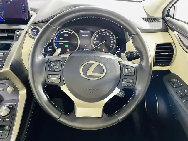 レクサス ＮＸ 300h バージョンL 福岡県 2018(平30)年 5.8万km ソニッククォーツ 純正ナビ/（Bluetooth/CD/DVD/SD/AUX/USB/フルセグTV）/パノラミックビューモニター/プリクラッシュセーフティ/レーダークルーズコントロール/前後クリアランスソナー/LEDヘッドライト/オートライト/オートマチックハイビーム/ブラインドスポットモニター/ビルトインETC2.0/前方ドライブレコーダー/レザーシート/全席シートヒーター/D/N席エアシート/D/N席パワーシート/電動リアゲート/純正18インチアルミホイール/純正フロアマット/革巻きステアリング/ステアリングスイッチ/パドルシフト/ステアリングヒーター/プッシュスタート