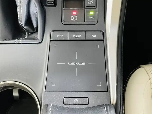 レクサス ＮＸ 300h バージョンL 福岡県 2018(平30)年 5.8万km ソニッククォーツ 純正ナビ/（Bluetooth/CD/DVD/SD/AUX/USB/フルセグTV）/パノラミックビューモニター/プリクラッシュセーフティ/レーダークルーズコントロール/前後クリアランスソナー/LEDヘッドライト/オートライト/オートマチックハイビーム/ブラインドスポットモニター/ビルトインETC2.0/前方ドライブレコーダー/レザーシート/全席シートヒーター/D/N席エアシート/D/N席パワーシート/電動リアゲート/純正18インチアルミホイール/純正フロアマット/革巻きステアリング/ステアリングスイッチ/パドルシフト/ステアリングヒーター/プッシュスタート