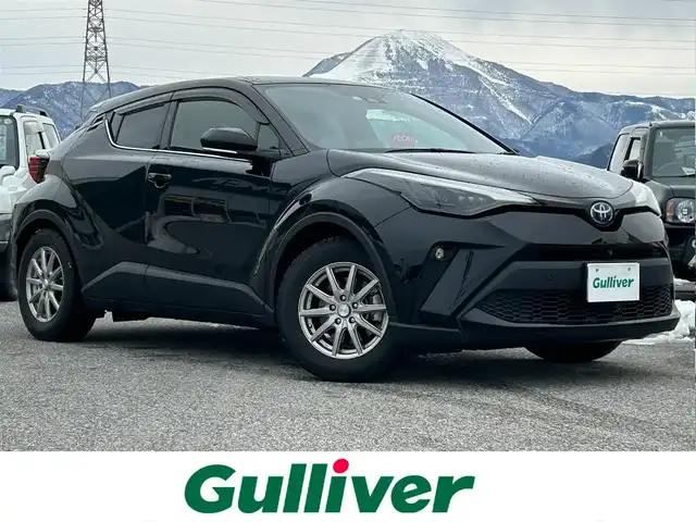 トヨタ Ｃ－ＨＲ G モード ネロセーフティプラスⅡ 滋賀県 2022(令4)年 2.7万km ブラックマイカ ガソリン（ハイブリッド）/2WD(FF)/CVT/8インチＴ－Ｃｏｎｎｅｃｔナビ/(FM/AM/CD/DVD/Bluetooth)/パノラミックビューモニター/バックカメラ/ETC/ドライブレコーダー/ＴｏｙｏｔａＳａｆｅｔｙＳｅｎｓｅ/・インテリジェントクリアランスソナー/・ブレーキアシスト/・プリクラッシュセーフティ/・レーンキープアシスト	/・レーダークルーズコントロール/・標識検知機能	/積み込み夏タイヤ/運転席・助手席シートヒーター/電動格納ミラー/電動パーキング/ブレーキホールド/革巻きステアリング/ステアリングスイッチ/オートライト/LEDヘッドライト/フロントフォグ/オートマチックハイビーム/フルオートエアコン/プッシュスタート/スマートキー