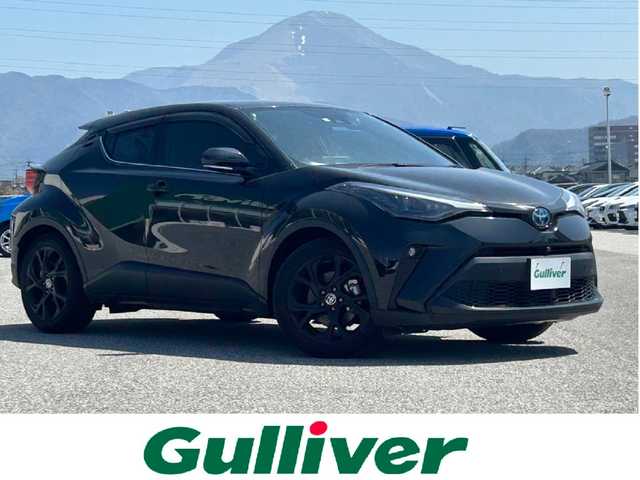 トヨタ Ｃ－ＨＲ G モード ネロセーフティプラスⅡ 滋賀県 2022(令4)年 2.7万km ブラックマイカ ガソリン（ハイブリッド）/2WD(FF)/CVT/8インチＴ－Ｃｏｎｎｅｃｔナビ/(FM/AM/CD/DVD/Bluetooth)/パノラミックビューモニター/バックカメラ/ETC/ドライブレコーダー/ＴｏｙｏｔａＳａｆｅｔｙＳｅｎｓｅ/・インテリジェントクリアランスソナー/・ブレーキアシスト/・プリクラッシュセーフティ/・レーンキープアシスト	/・レーダークルーズコントロール/・標識検知機能	/積み込み社外冬タイヤ/運転席・助手席シートヒーター/電動格納ミラー/電動パーキング/ブレーキホールド/革巻きステアリング/ステアリングスイッチ/オートライト/LEDヘッドライト/フロントフォグ/オートマチックハイビーム/フルオートエアコン/プッシュスタート/スマートキー