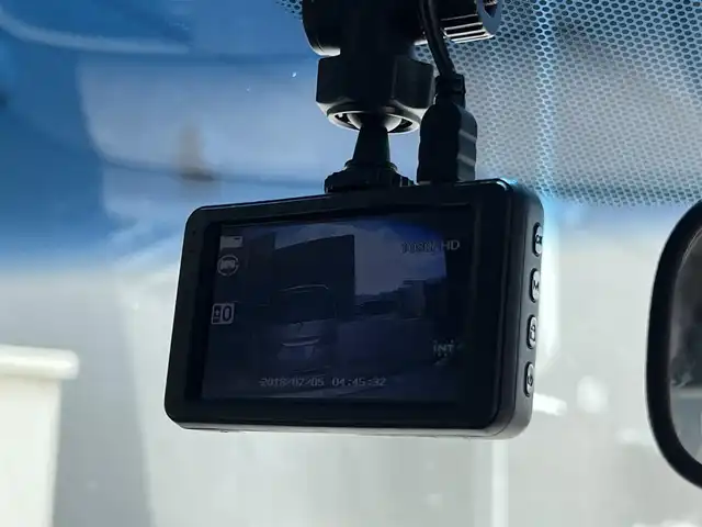 ホンダ フィット 13G F 滋賀県 2017(平29)年 5.9万km タフホワイトⅡ 7型ナビ【CD/DVD/ワンセグ】/バックカメラ/前方ドライブレコーダー/電動格納ミラー/プッシュスタート/スマートキー/ESC/ABS/パワーステアリング/パワーウィンドウ/オートエアコン