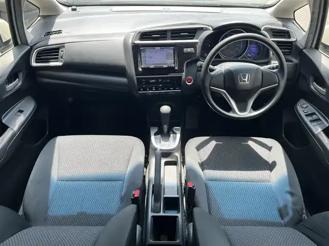 ホンダ フィット 13G F 滋賀県 2017(平29)年 5.9万km タフホワイトⅡ 7型ナビ【CD/DVD/ワンセグ】/バックカメラ/前方ドライブレコーダー/電動格納ミラー/プッシュスタート/スマートキー/ESC/ABS/パワーステアリング/パワーウィンドウ/オートエアコン