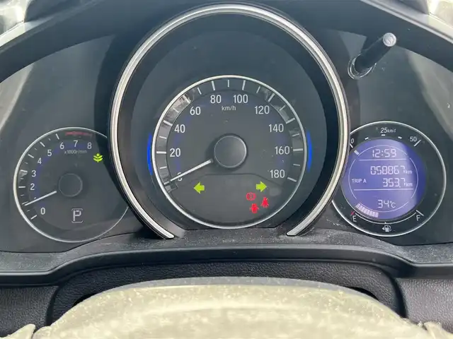ホンダ フィット 13G F 滋賀県 2017(平29)年 5.9万km タフホワイトⅡ 7型ナビ【CD/DVD/ワンセグ】/バックカメラ/前方ドライブレコーダー/電動格納ミラー/プッシュスタート/スマートキー/ESC/ABS/パワーステアリング/パワーウィンドウ/オートエアコン
