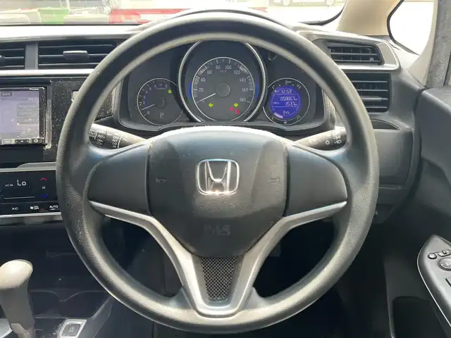 ホンダ フィット 13G F 滋賀県 2017(平29)年 5.9万km タフホワイトⅡ 7型ナビ【CD/DVD/ワンセグ】/バックカメラ/前方ドライブレコーダー/電動格納ミラー/プッシュスタート/スマートキー/ESC/ABS/パワーステアリング/パワーウィンドウ/オートエアコン
