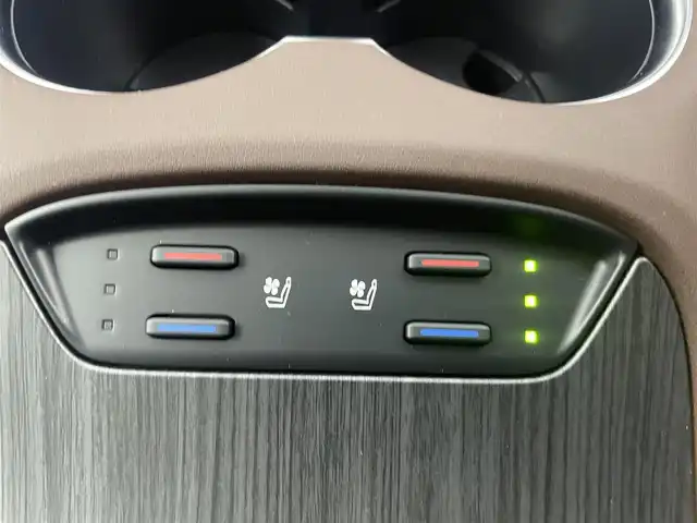 トヨタ ハリアー ハイブリッド Z レザーパッケージ 埼玉県 2023(令5)年 2.5万km ブラック ガラスルーフ　メーカーナビ　パノラミックビューモニター　ＪＢＬサウンド　セーフティセンス　デジタルインナーミラー　ＨＵＤ　ＢＳＭ　シートヒーター　ベンチレーション　ビルトインＥＴＣ２．０　地デジＴＶ