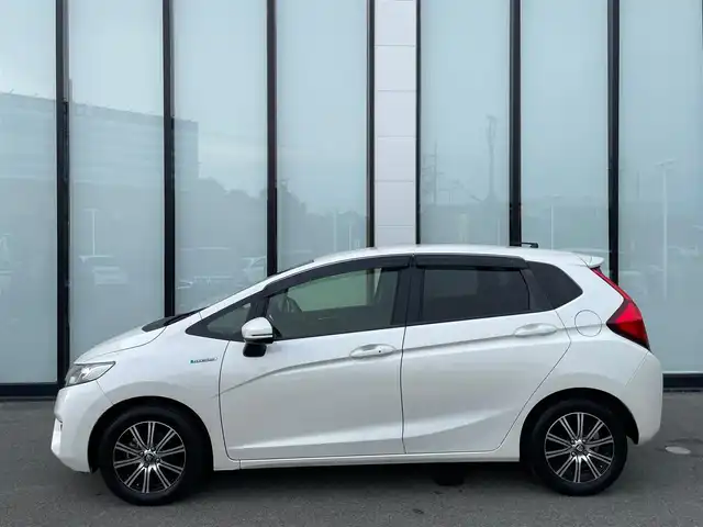 ホンダ フィット ハイブリット Lパッケージ 大阪府 2016(平28)年 4.7万km プレミアムホワイトパールⅡ 社外ナビ　/    TV/CD/DVD/Bluetooth/バックモニター　/あんしんパッケージ/PRAUZER15インチホイール　/クルーズコントロール　/ステアリングスイッチ　/アイドリングストップ　/前方ドライブレコーダー　/純正フロアマット　/プッシュスタート　　/ビルトインＥＴＣ　/ＬＥＤ/禁煙車