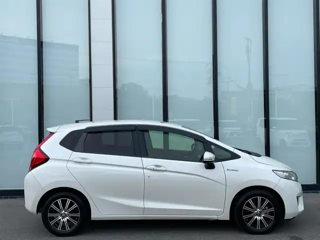 ホンダ フィット ハイブリット Lパッケージ 大阪府 2016(平28)年 4.7万km プレミアムホワイトパールⅡ 社外ナビ　/    TV/CD/DVD/Bluetooth/バックモニター　/あんしんパッケージ/PRAUZER15インチホイール　/クルーズコントロール　/ステアリングスイッチ　/アイドリングストップ　/前方ドライブレコーダー　/純正フロアマット　/プッシュスタート　　/ビルトインＥＴＣ　/ＬＥＤ/禁煙車