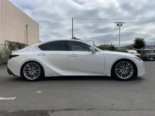 レクサス ＩＳ 300h バージョンL 東京都 2021(令3)年 4.1万km ソニッククォーツ メーカーナビ/全方位カメラ/三眼ヘッドライト/サンルーフ/茶革レザーシート/RSRサスペンション/純正サスペンション積込/モデリスタトランクスポイラー/ETC2.0/ドライブレコーダー前後（TZ-D201）/エアシート/シートヒーター/19インチ純正アルミホイール/LEDヘッドライト/オートライト/オートマチックハイビーム/エアロスタビライジングフィン