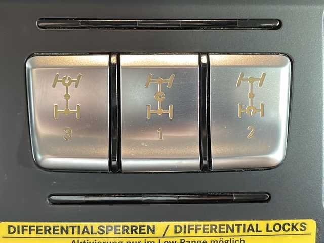 メルセデス・ベンツ ゲレンデヴァーゲン Ｇ５５０ 沖縄県 2014(平26)年 10.5万km 黒 禁煙車/純正ナビ/AM/FM/CD/DVD/フルセグTV/Bluetooth/バックカメラ/衝突軽減ブレーキ/ETC/パワーシート全席/サンルーフ/ドライブレコーダー前方/シートヒーター全席/パドルシフト/ブラインドスポットモニター/ステアリングリモコン/オートライト/純正18インチアルミホイール/LEDヘッドライト/コーナーセンサー前後/純正フロアマット/スペアキー有/取扱説明書/ABS