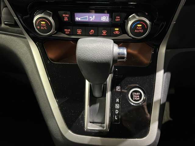 日産 セレナ ハイウェイスターVセレクションⅡ 愛知県 2019(平31)年 3.3万km ダイヤモンドブラック 社外ナビ/フルセグTV・CD・DVD・Bluetooth・SD・HDMI・USB/アラウンドビューモニター/バックカメラ/ハンズフリー両側パワースライドドア/インテリジェントエマージェンシーブレーキ/レーダークルーズコントロール/パーキングアシスト/クリアランスソナー/ビルトインETC/LEDヘッドライト/オートライト/フォグランプ/コムテック製ドライブレコーダー（ZDR-014）/後席USBソケット/シート裏テーブル/スマートキー/プッシュスタート/純正フロアマット/純正ドアバイザー/保証書/整備記録簿/取扱説明書/スペアスマートキー