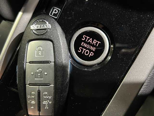 日産 セレナ ハイウェイスターVセレクションⅡ 愛知県 2019(平31)年 3.3万km ダイヤモンドブラック 社外ナビ/フルセグTV・CD・DVD・Bluetooth・SD・HDMI・USB/アラウンドビューモニター/バックカメラ/ハンズフリー両側パワースライドドア/インテリジェントエマージェンシーブレーキ/レーダークルーズコントロール/パーキングアシスト/クリアランスソナー/ビルトインETC/LEDヘッドライト/オートライト/フォグランプ/コムテック製ドライブレコーダー（ZDR-014）/後席USBソケット/シート裏テーブル/スマートキー/プッシュスタート/純正フロアマット/純正ドアバイザー/保証書/整備記録簿/取扱説明書/スペアスマートキー