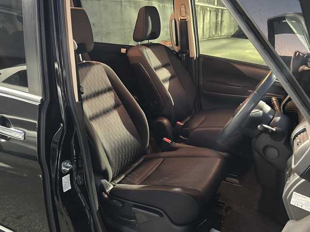 日産 セレナ ハイウェイスターVセレクションⅡ 愛知県 2019(平31)年 3.3万km ダイヤモンドブラック 社外ナビ/フルセグTV・CD・DVD・Bluetooth・SD・HDMI・USB/アラウンドビューモニター/バックカメラ/ハンズフリー両側パワースライドドア/インテリジェントエマージェンシーブレーキ/レーダークルーズコントロール/パーキングアシスト/クリアランスソナー/ビルトインETC/LEDヘッドライト/オートライト/フォグランプ/コムテック製ドライブレコーダー（ZDR-014）/後席USBソケット/シート裏テーブル/スマートキー/プッシュスタート/純正フロアマット/純正ドアバイザー/保証書/整備記録簿/取扱説明書/スペアスマートキー