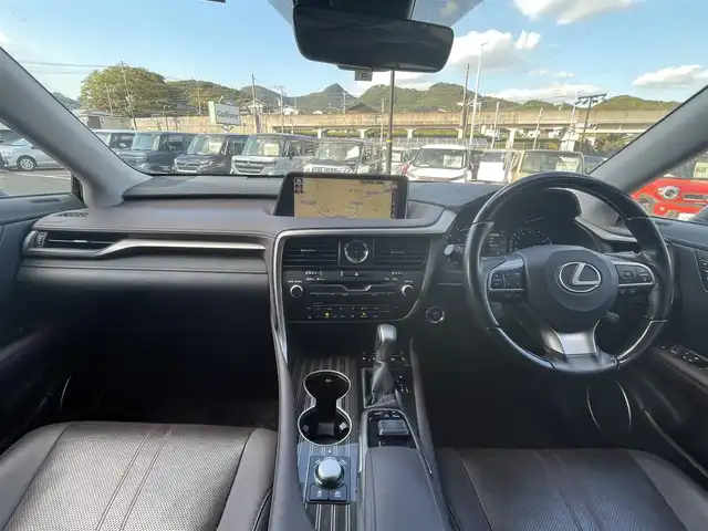 レクサス ＲＸ 450h バージョンL 佐賀県 2017(平29)年 5.9万km ソニッククォーツ サンルーフ/プリクラッシュセーフティ/レーンキープアシスト/レーダークルーズコントロール/レーンキープアシスト/クリアランスソナー/ブラインドスポットモニター/純正メーカーナビ/・パノラミックビューモニター/・フルセグTV/BT/CD/DVD/TVキャンセラー/三眼LEDヘッドライト/ETC2.0/純正20インチAW/茶レザーシート/全席パワーシート/前席シートメモリ/全席シートヒーター/シートベンチレーション/パワーバックドア/社外前後ドラレコ(SDなし動作確認未)/革巻きステアリング/ステアリングヒーター/電動パーキングスイッチ/ヘッドアップディスプレイ/トノカバー/スペアキー×１/カードキー×1/取扱説明書/保証書