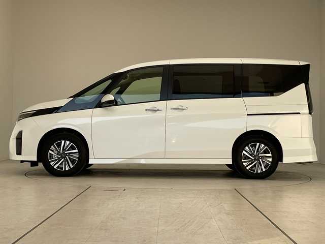 日産 セレナ ハイウェイスター V 愛知県 2024(令6)年 0.9万km プリズムホワイト プロパイロット/9型ナビ/全方位カメラ/両側パワースライドドア/レーダークルーズコントロール/バックカメラ/ハンズフリースライドドア/コーナーセンサー/純正アルミホイール/ＥＴＣ/ブラインドスポットモニター/LEDヘッドライト/パドルシフト/インテリジェントミラー/リアオートエアコン/オートマチックハイビーム/ドライブレコーダー/衝突軽減システム/フルセグ/CD DVD/Bluetooth/ステアリングスイッチ/スマートキー/プッシュスタート