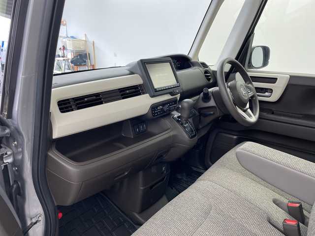 ホンダ Ｎ ＢＯＸ L 兵庫県 2023(令5)年 0.8万km ルナシルバーM ・純正8インチナビ/・フルセグ・BT・DVD・USB/・バックカメラ/・ETC/・両側パワースライドドア/・コーナーセンサー/・衝突軽減ブレーキ/・アダプティブクルーズコントロール/・先行車発進告知/・路外逸脱抑制/・レーンキープアシスト/・標識認識機能/・ステアリングスイッチ/・前席シートヒーター/・アイドリングストップ/・LEDヘッドライト/・オートライト/・純正前後ドライブレコーダー/・2列目サンシェード/・シートバックテーブル/・プッシュスタート/・スマートキー