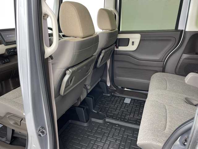 ホンダ Ｎ ＢＯＸ L 兵庫県 2023(令5)年 0.8万km ルナシルバーM ・純正8インチナビ/・フルセグ・BT・DVD・USB/・バックカメラ/・ETC/・両側パワースライドドア/・コーナーセンサー/・衝突軽減ブレーキ/・アダプティブクルーズコントロール/・先行車発進告知/・路外逸脱抑制/・レーンキープアシスト/・標識認識機能/・ステアリングスイッチ/・前席シートヒーター/・アイドリングストップ/・LEDヘッドライト/・オートライト/・純正前後ドライブレコーダー/・2列目サンシェード/・シートバックテーブル/・プッシュスタート/・スマートキー