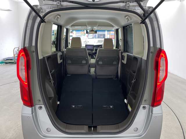 ホンダ Ｎ ＢＯＸ L 兵庫県 2023(令5)年 0.8万km ルナシルバーM ・純正8インチナビ/・フルセグ・BT・DVD・USB/・バックカメラ/・ETC/・両側パワースライドドア/・コーナーセンサー/・衝突軽減ブレーキ/・アダプティブクルーズコントロール/・先行車発進告知/・路外逸脱抑制/・レーンキープアシスト/・標識認識機能/・ステアリングスイッチ/・前席シートヒーター/・アイドリングストップ/・LEDヘッドライト/・オートライト/・純正前後ドライブレコーダー/・2列目サンシェード/・シートバックテーブル/・プッシュスタート/・スマートキー