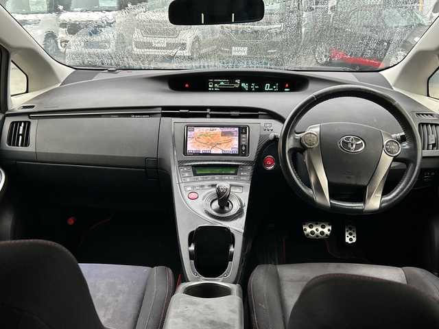 トヨタ プリウス S ツーリングセレ G’s 沖縄県 2012(平24)年 10.2万km 黒 ナビ　/（ＡＭ／ＦＭ／ＣＤ／ＤＶＤ／ＢＴ）　/フルセグＴＶ　/ＣＤチャージャー　/純正フロアマット　/純正１８ＡＷ　/ＬＥＤヘッドライト　/オートライト　/ＵＳＢ入力端子　/スマートキー　/ＥＴＣ