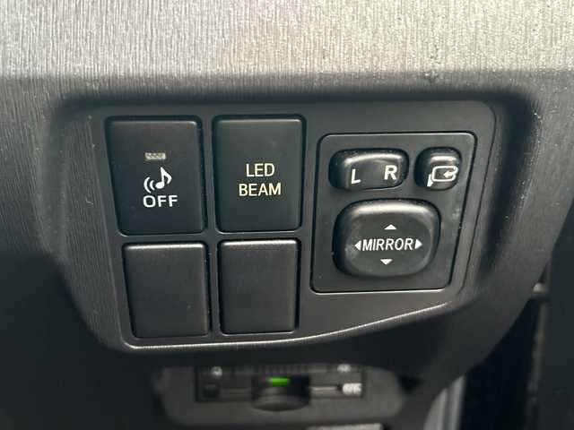 トヨタ プリウス S ツーリングセレ G’s 沖縄県 2012(平24)年 10.2万km 黒 ナビ　/（ＡＭ／ＦＭ／ＣＤ／ＤＶＤ／ＢＴ）　/フルセグＴＶ　/ＣＤチャージャー　/純正フロアマット　/純正１８ＡＷ　/ＬＥＤヘッドライト　/オートライト　/ＵＳＢ入力端子　/スマートキー　/ＥＴＣ