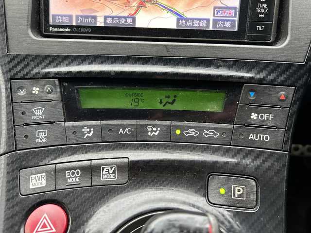 トヨタ プリウス S ツーリングセレ G’s 沖縄県 2012(平24)年 10.2万km 黒 ナビ　/（ＡＭ／ＦＭ／ＣＤ／ＤＶＤ／ＢＴ）　/フルセグＴＶ　/ＣＤチャージャー　/純正フロアマット　/純正１８ＡＷ　/ＬＥＤヘッドライト　/オートライト　/ＵＳＢ入力端子　/スマートキー　/ＥＴＣ