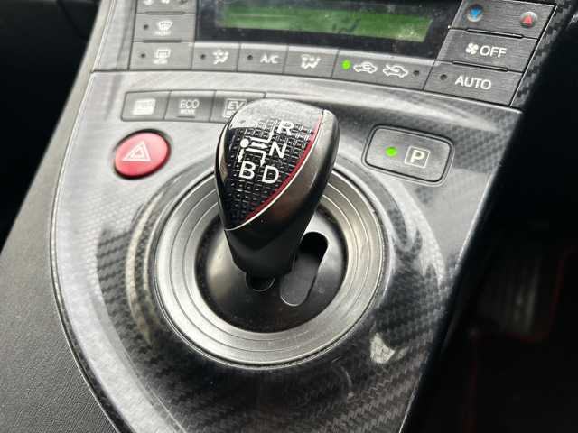 トヨタ プリウス S ツーリングセレ G’s 沖縄県 2012(平24)年 10.2万km 黒 ナビ　/（ＡＭ／ＦＭ／ＣＤ／ＤＶＤ／ＢＴ）　/フルセグＴＶ　/ＣＤチャージャー　/純正フロアマット　/純正１８ＡＷ　/ＬＥＤヘッドライト　/オートライト　/ＵＳＢ入力端子　/スマートキー　/ＥＴＣ