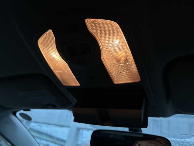 トヨタ プリウス S ツーリングセレ G’s 沖縄県 2012(平24)年 10.2万km 黒 ナビ　/（ＡＭ／ＦＭ／ＣＤ／ＤＶＤ／ＢＴ）　/フルセグＴＶ　/ＣＤチャージャー　/純正フロアマット　/純正１８ＡＷ　/ＬＥＤヘッドライト　/オートライト　/ＵＳＢ入力端子　/スマートキー　/ＥＴＣ