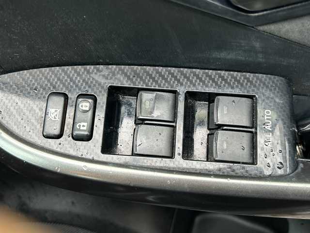 トヨタ プリウス S ツーリングセレ G’s 沖縄県 2012(平24)年 10.2万km 黒 ナビ　/（ＡＭ／ＦＭ／ＣＤ／ＤＶＤ／ＢＴ）　/フルセグＴＶ　/ＣＤチャージャー　/純正フロアマット　/純正１８ＡＷ　/ＬＥＤヘッドライト　/オートライト　/ＵＳＢ入力端子　/スマートキー　/ＥＴＣ