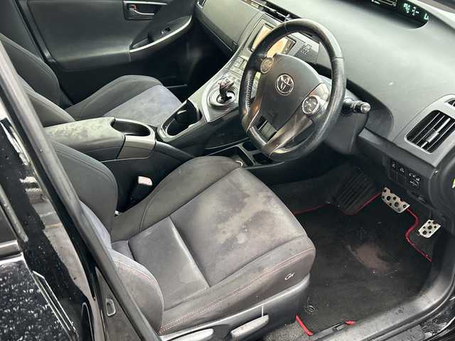 トヨタ プリウス S ツーリングセレ G’s 沖縄県 2012(平24)年 10.2万km 黒 ナビ　/（ＡＭ／ＦＭ／ＣＤ／ＤＶＤ／ＢＴ）　/フルセグＴＶ　/ＣＤチャージャー　/純正フロアマット　/純正１８ＡＷ　/ＬＥＤヘッドライト　/オートライト　/ＵＳＢ入力端子　/スマートキー　/ＥＴＣ