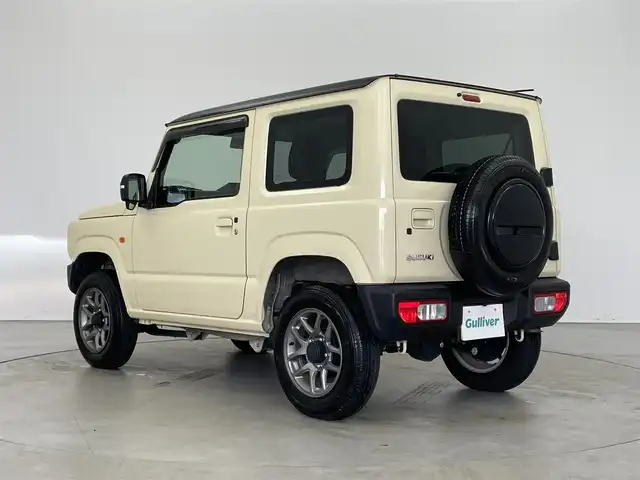 スズキ ジムニー XC 埼玉県 2023(令5)年 1万km シフォンアイボリーメタリックブラック2トーンルーフ スズキセーフティーサポート/衝突被害軽減ブレーキ/LEDヘッドライト/オートマチックハイビーム/クルーズコントロール/純正7型ナビゲーション「CN-HE02WD」/AM/FM/Bluetooth/CD/DVD//バックカメラ/シートヒーター「運転席/助手席」/ドアバイザー/革巻きステアリング/ステアリングリモコン/純正16インチアルミホイール/スマートキー/社外フロアマット