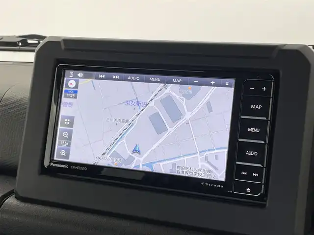 スズキ ジムニー XC 埼玉県 2023(令5)年 1万km シフォンアイボリーメタリックブラック2トーンルーフ スズキセーフティーサポート/衝突被害軽減ブレーキ/LEDヘッドライト/オートマチックハイビーム/クルーズコントロール/純正7型ナビゲーション「CN-HE02WD」/AM/FM/Bluetooth/CD/DVD//バックカメラ/シートヒーター「運転席/助手席」/ドアバイザー/革巻きステアリング/ステアリングリモコン/純正16インチアルミホイール/スマートキー/社外フロアマット