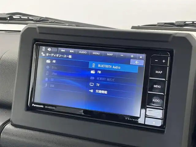 スズキ ジムニー XC 埼玉県 2023(令5)年 1万km シフォンアイボリーメタリックブラック2トーンルーフ スズキセーフティーサポート/衝突被害軽減ブレーキ/LEDヘッドライト/オートマチックハイビーム/クルーズコントロール/純正7型ナビゲーション「CN-HE02WD」/AM/FM/Bluetooth/CD/DVD//バックカメラ/シートヒーター「運転席/助手席」/ドアバイザー/革巻きステアリング/ステアリングリモコン/純正16インチアルミホイール/スマートキー/社外フロアマット