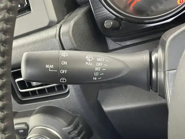 スズキ ジムニー XC 埼玉県 2023(令5)年 1万km シフォンアイボリーメタリックブラック2トーンルーフ スズキセーフティーサポート/衝突被害軽減ブレーキ/LEDヘッドライト/オートマチックハイビーム/クルーズコントロール/純正7型ナビゲーション「CN-HE02WD」/AM/FM/Bluetooth/CD/DVD//バックカメラ/シートヒーター「運転席/助手席」/ドアバイザー/革巻きステアリング/ステアリングリモコン/純正16インチアルミホイール/スマートキー/社外フロアマット