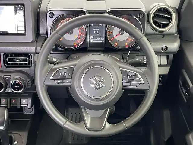 スズキ ジムニー XC 埼玉県 2023(令5)年 1万km シフォンアイボリーメタリックブラック2トーンルーフ スズキセーフティーサポート/衝突被害軽減ブレーキ/LEDヘッドライト/オートマチックハイビーム/クルーズコントロール/純正7型ナビゲーション「CN-HE02WD」/AM/FM/Bluetooth/CD/DVD//バックカメラ/シートヒーター「運転席/助手席」/ドアバイザー/革巻きステアリング/ステアリングリモコン/純正16インチアルミホイール/スマートキー/社外フロアマット