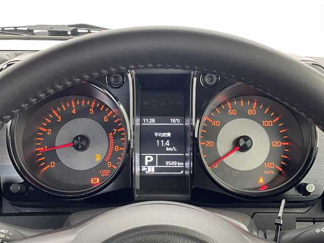 スズキ ジムニー XC 埼玉県 2023(令5)年 1万km シフォンアイボリーメタリックブラック2トーンルーフ スズキセーフティーサポート/衝突被害軽減ブレーキ/LEDヘッドライト/オートマチックハイビーム/クルーズコントロール/純正7型ナビゲーション「CN-HE02WD」/AM/FM/Bluetooth/CD/DVD//バックカメラ/シートヒーター「運転席/助手席」/ドアバイザー/革巻きステアリング/ステアリングリモコン/純正16インチアルミホイール/スマートキー/社外フロアマット