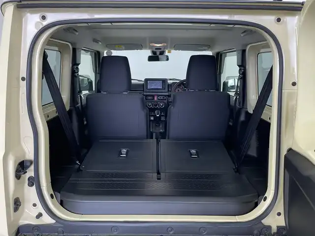 スズキ ジムニー XC 埼玉県 2023(令5)年 1万km シフォンアイボリーメタリックブラック2トーンルーフ スズキセーフティーサポート/衝突被害軽減ブレーキ/LEDヘッドライト/オートマチックハイビーム/クルーズコントロール/純正7型ナビゲーション「CN-HE02WD」/AM/FM/Bluetooth/CD/DVD//バックカメラ/シートヒーター「運転席/助手席」/ドアバイザー/革巻きステアリング/ステアリングリモコン/純正16インチアルミホイール/スマートキー/社外フロアマット
